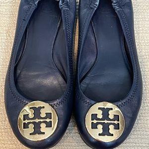Tory Burch Classic Reva Ballet flats in dark navy leather with gold medallion!